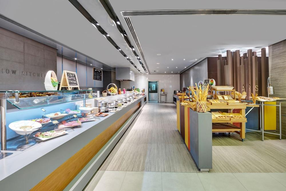 Hotel The Act Hotel Sharjah 5*